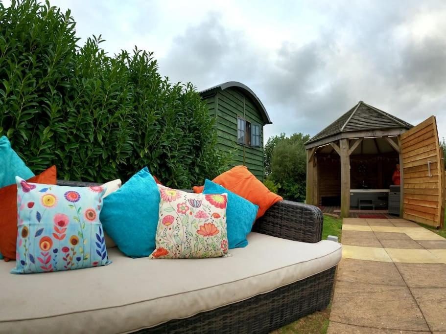 Romantic Retreat - Luxury Shepherds Hut + Hot Tub! Camborne Exterior photo