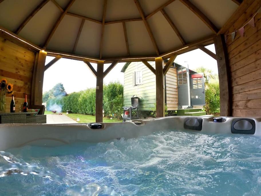 Romantic Retreat - Luxury Shepherds Hut + Hot Tub! Camborne Exterior photo