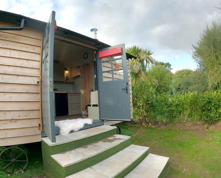Romantic Retreat - Luxury Shepherds Hut + Hot Tub! Camborne Exterior photo