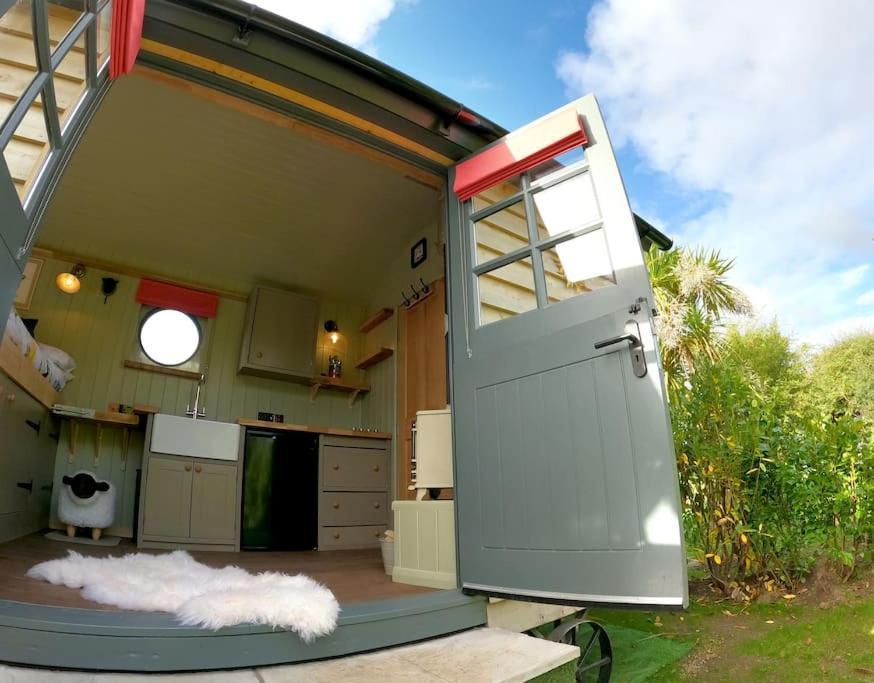 Romantic Retreat - Luxury Shepherds Hut + Hot Tub! Camborne Exterior photo